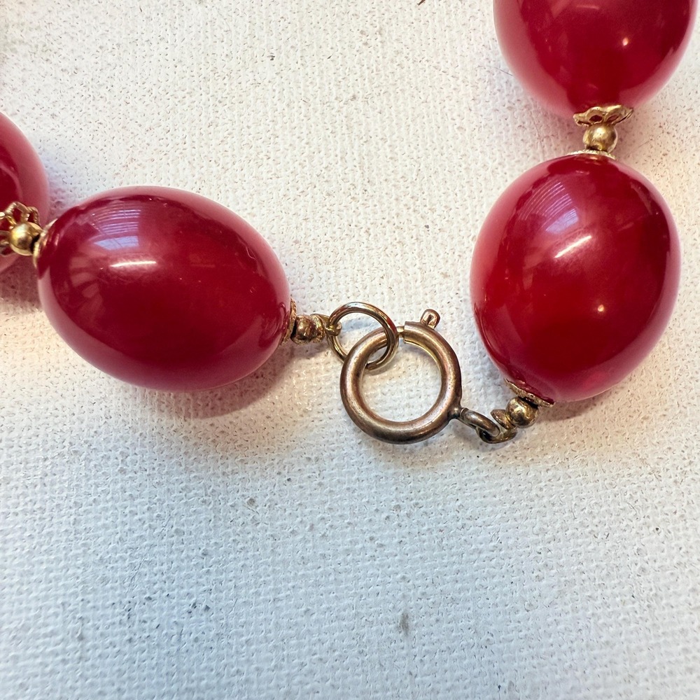 Vintage Chunky Beaded Necklace Cherry Red Lucite Marbled Swirl Beads 25" - Picture 5 of 5